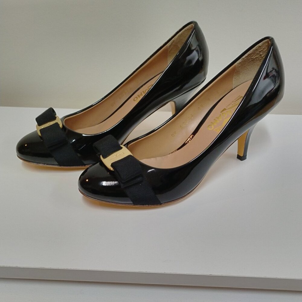 Ferragamo Clara 70 Black Patent Vara Bow Heels, like new - 9C fit like US 8M - Picture 8 of 15